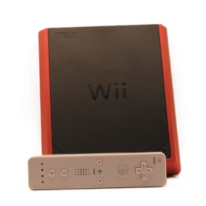 Nintendo Wii Mini – Rouge & Noire (Complet, Très bon état, Wiimote générique)