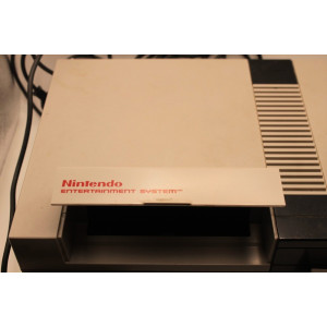 Nintendo Entertainment System (NES) – Complet avec 2 manettes (Accroc sur un câble de manette)