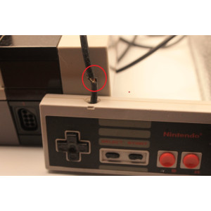 Nintendo Entertainment System (NES) – Complet avec 2 manettes (Accroc sur un câble de manette)