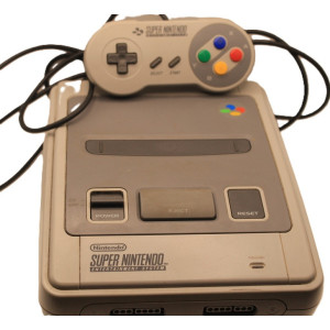 Super Nintendo (SNES) – Complet avec 1 manette (Câble légèrement coudé)