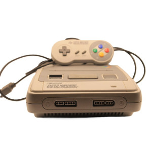 Super Nintendo (SNES) – Complet avec 1 manette (Câble légèrement coudé)